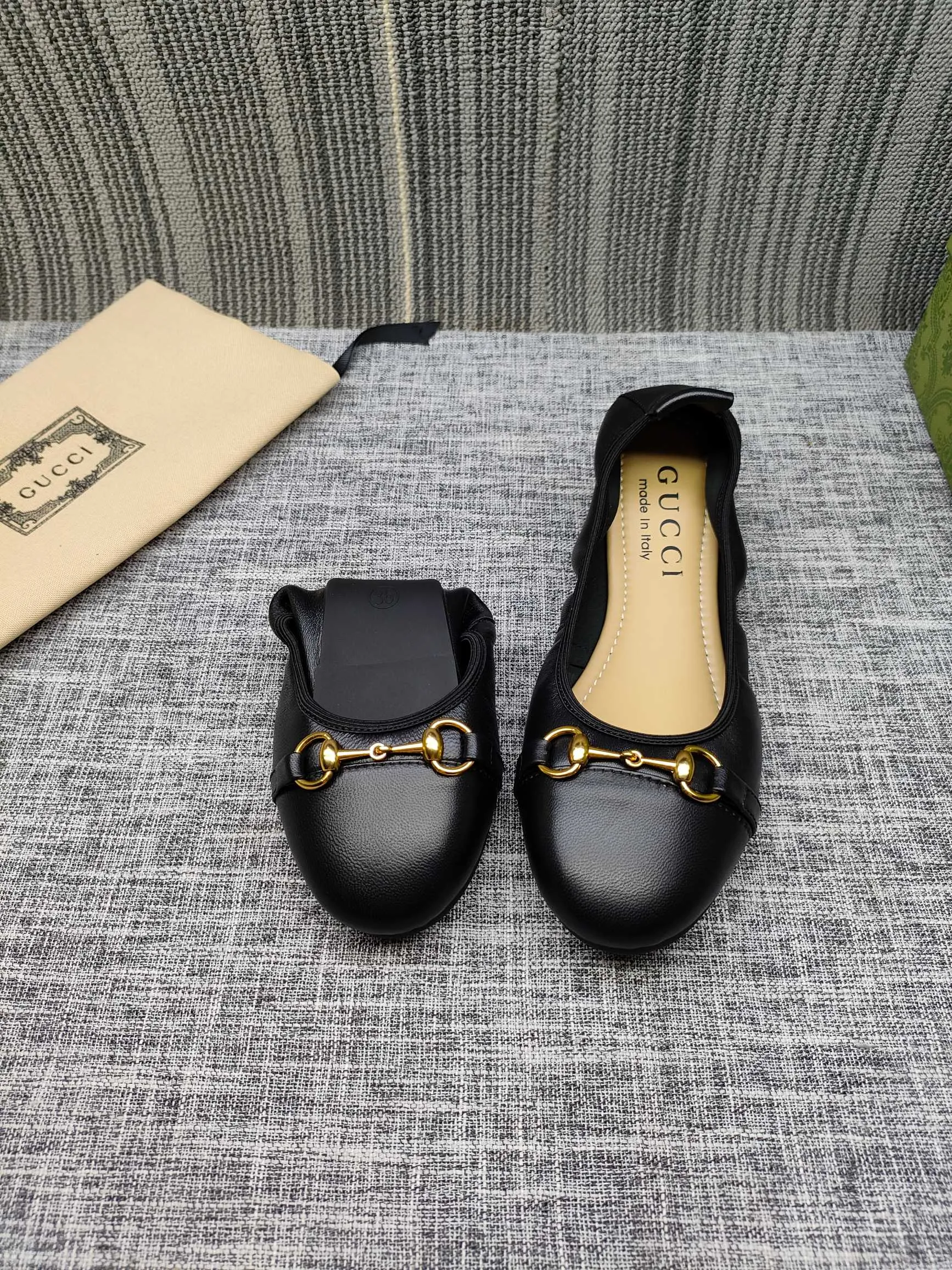 👟👟Ex-factory price 320👟👟 GUCCI's latest horsebit women's flat ballet shoes and egg roll shoes are super comfortable. The fabric is made of imported top-grade soft sheepskin. It is very comfortable on the feet and will not rub your feet. You can also roll it up and put it in your bag. It is easy to carry with you. The super soft soles are a must-have item for fairies whether you are going out for business, work, travel, shopping or at home. Fashionable and versatile, it is an indispensable pair of shoes for you. Fabric: Made of imported soft sheepskin Color: 6 colors available Outsole: PPC rubber outsole Size 34-42 (34.41.42 needs to be customized)